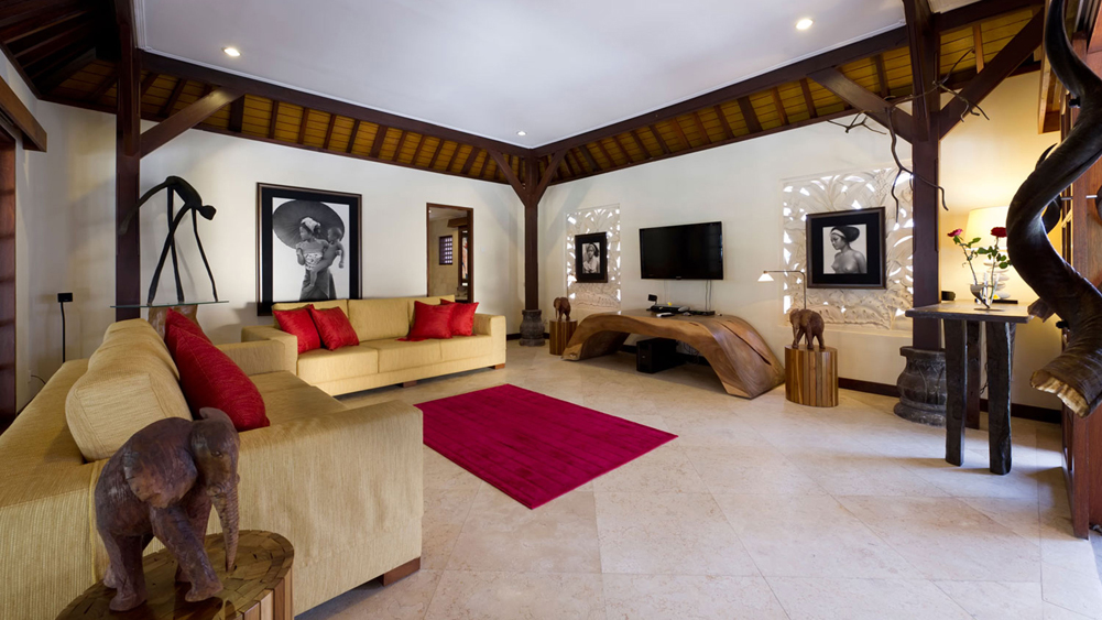 Villa San - Roomy media room area